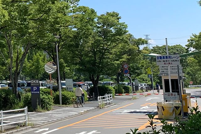 入構ゲートとOKB様の専用駐車場